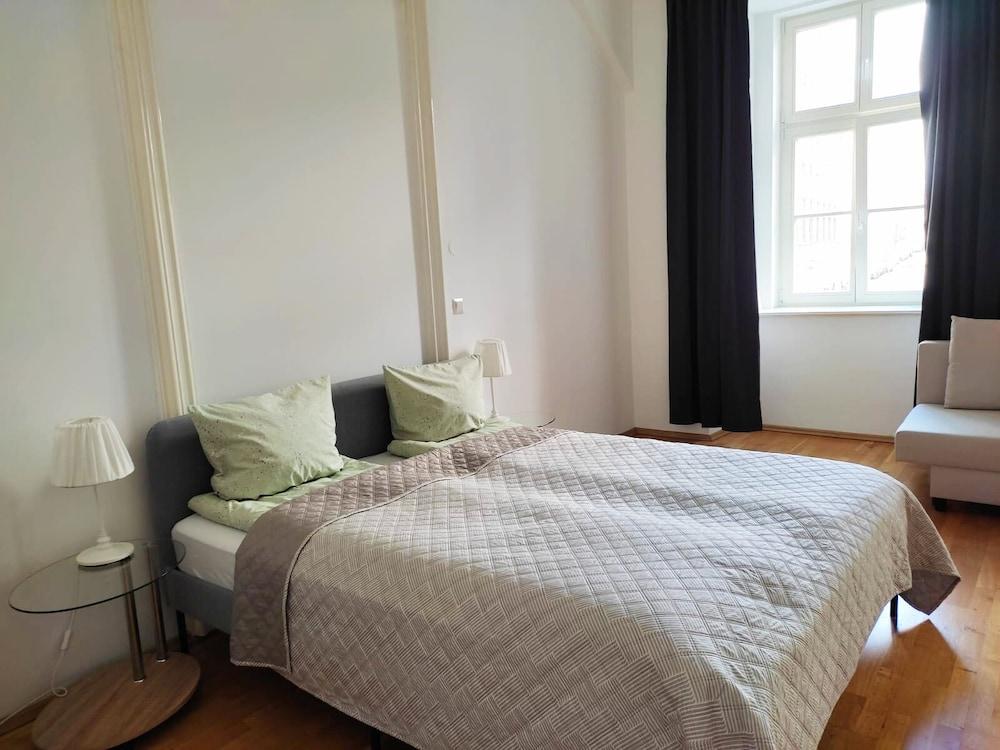 Lovely Modern Historical 1-Bedroom 2