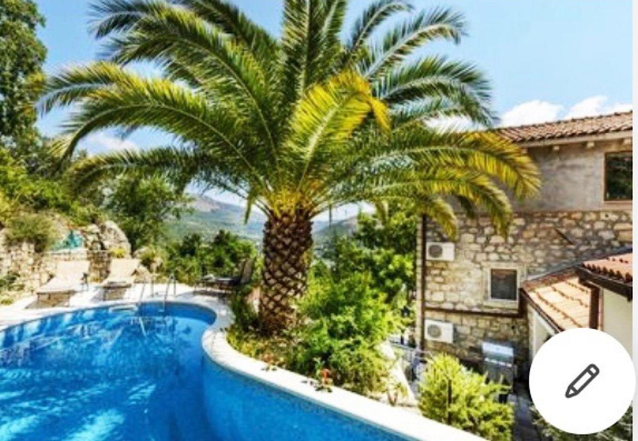 Sunny Villa, with Pool, Bbq, View, Parking