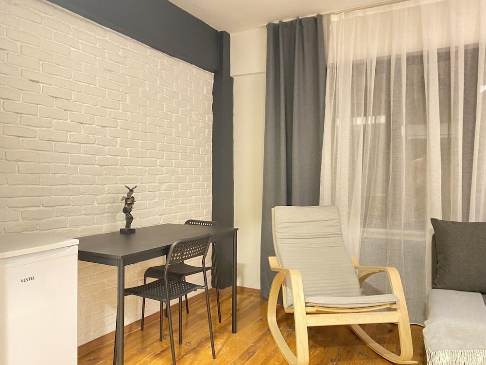 Chic Flat with Balcony in the Heart of Beyoglu 2