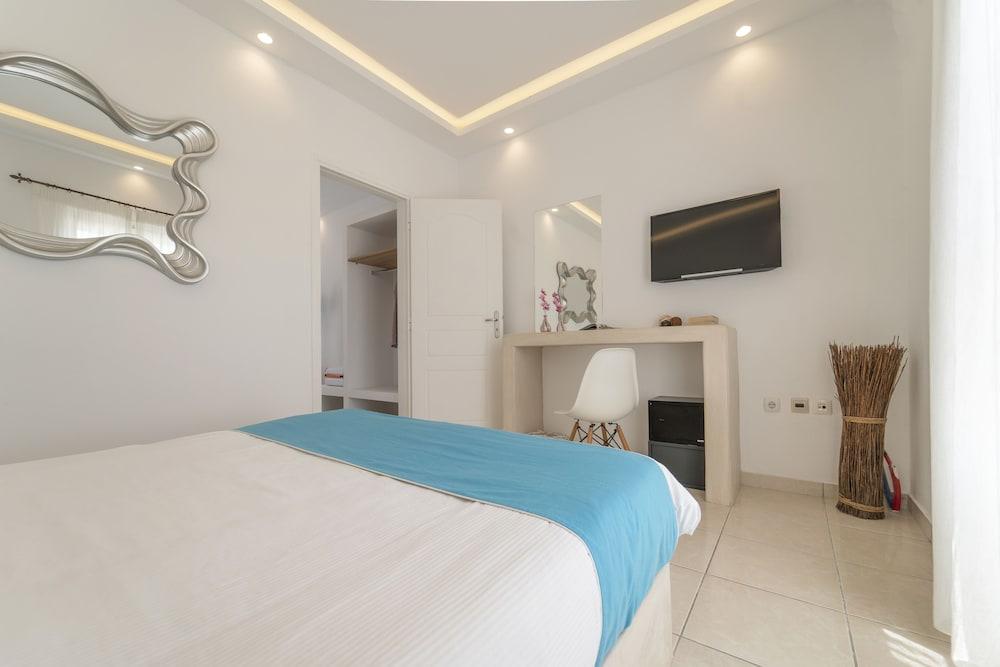 Bella Santorini Studios 2