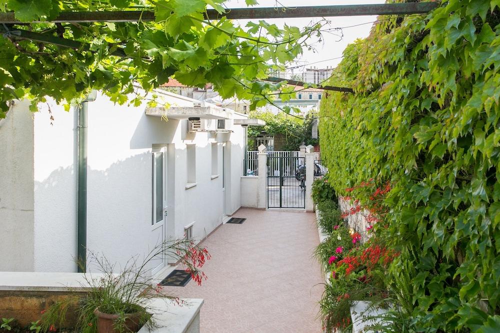 Apartments Miramare & Campara