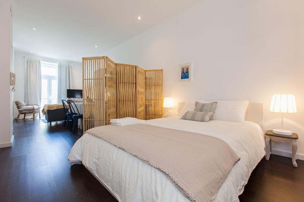 Typical Light Filled Graca Apartment, by Timecooler