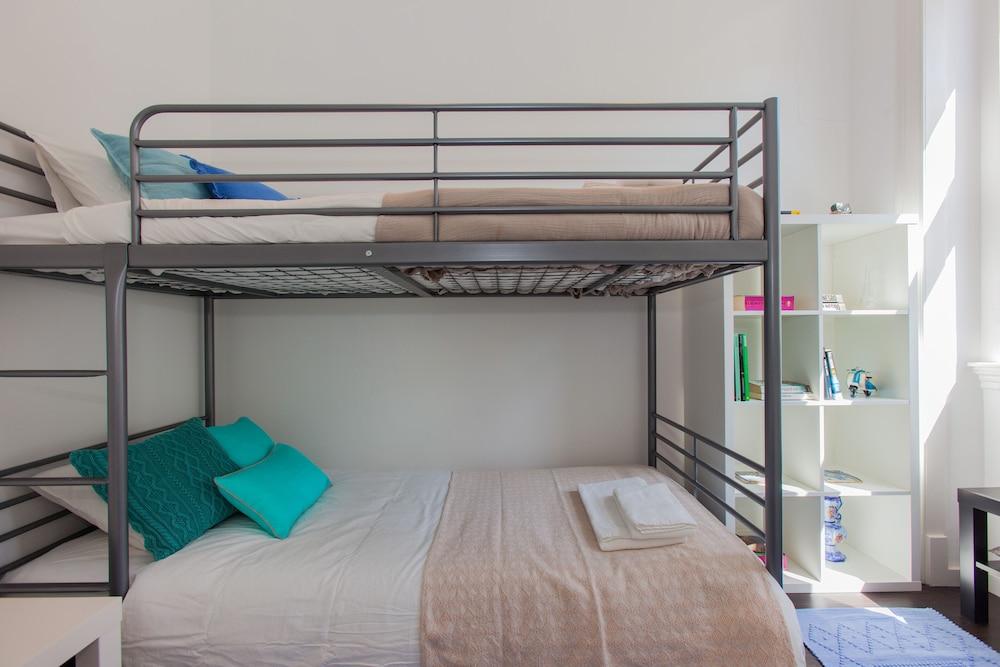 Typical Light Filled Graca Apartment, by Timecooler 1