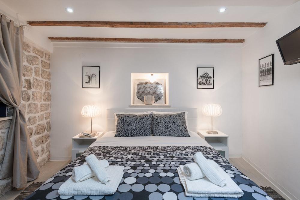 Old Town Center Studio Apartments 1