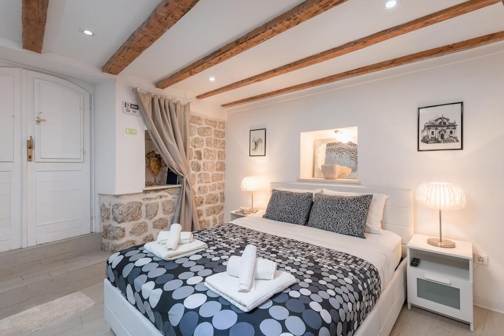 Old Town Center Studio Apartments 2