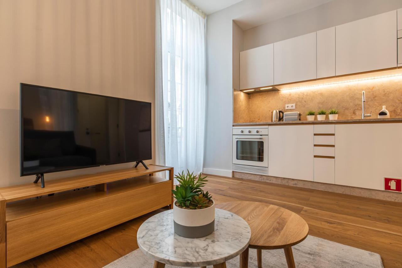 Upscale & Trendy Flat in the Center 2