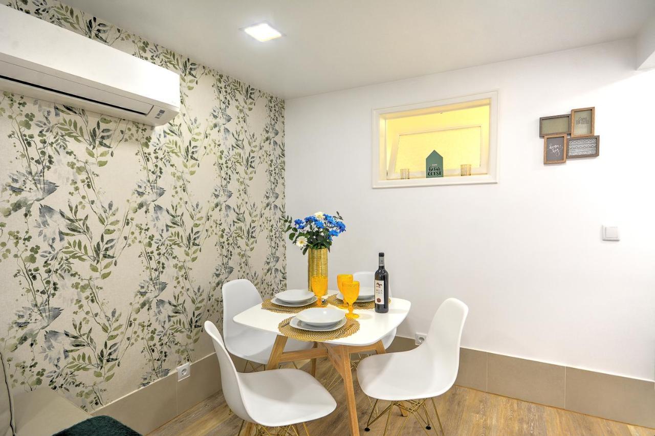 Traditional Apartment with a Terrace, AC And Fast Internet 1