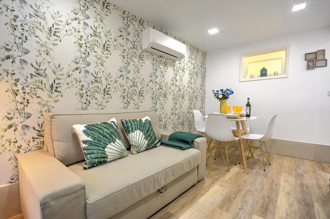 Traditional Apartment with a Terrace, AC And Fast Internet 2