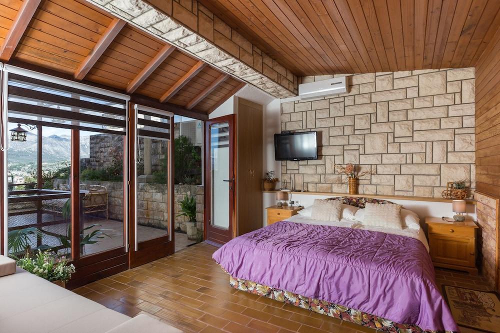 Big Terrace Apartment 1