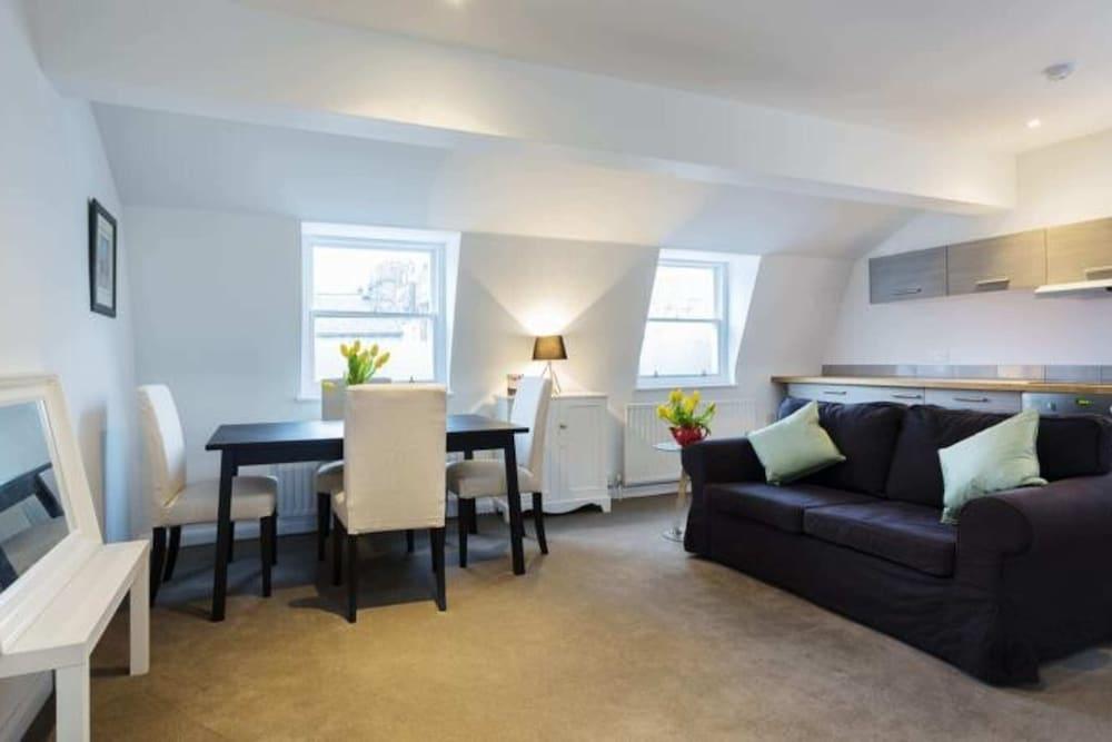 Bright & Airy 1 Bedroom Apartment in Central London 2