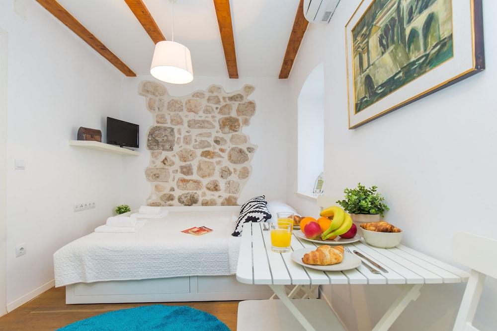 The Walls Studios by Irundo 2