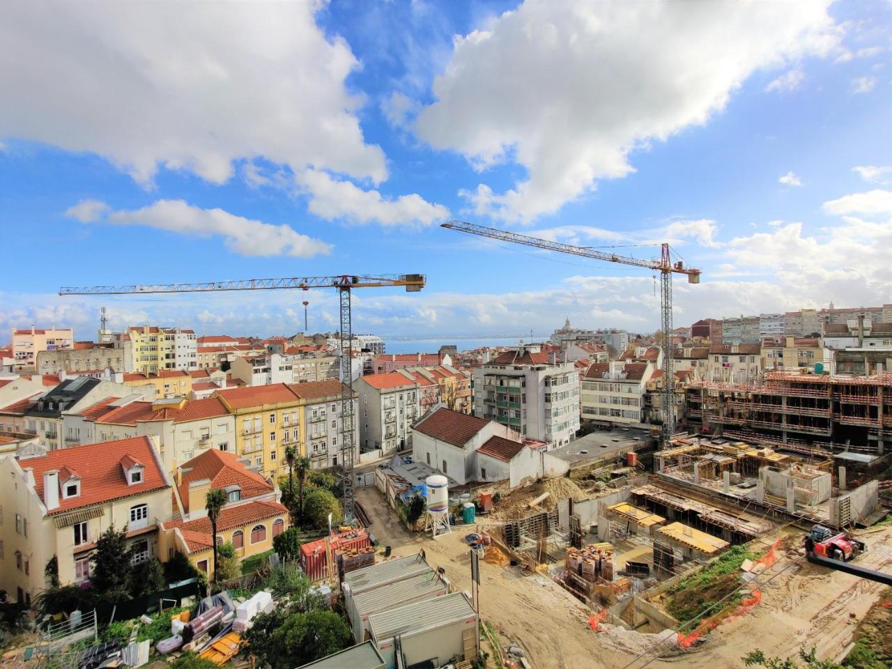 White & Blue Vintage Home in Graca 2