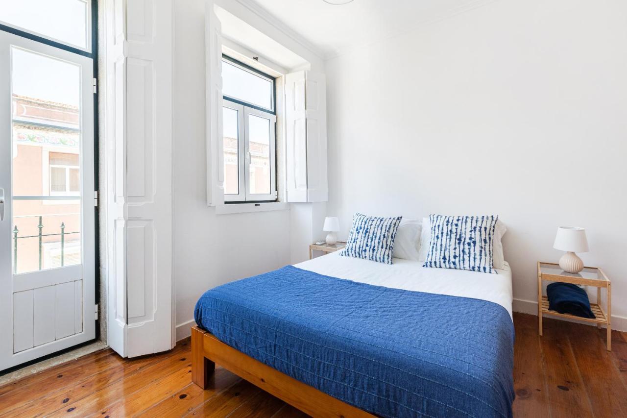 White & Blue Vintage Home in Graca 1