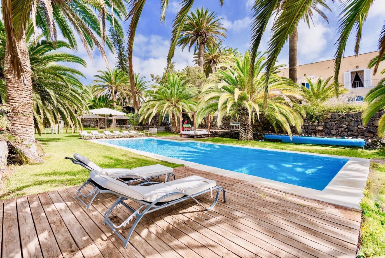 Detached Villa with Garden, Heated And Private Pool, Sea View, Parking Free