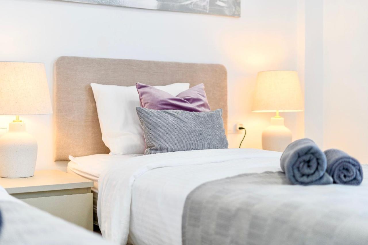 Black Beach Luxury Vacation House 2