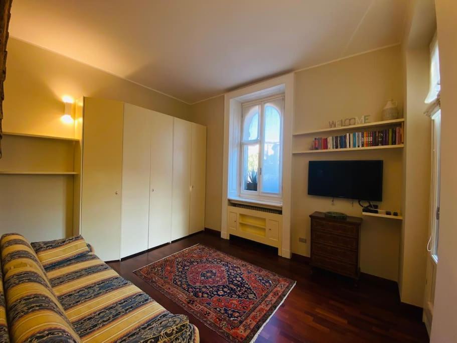 Center Near St. Ambrogio And Duomo with Terrace 2