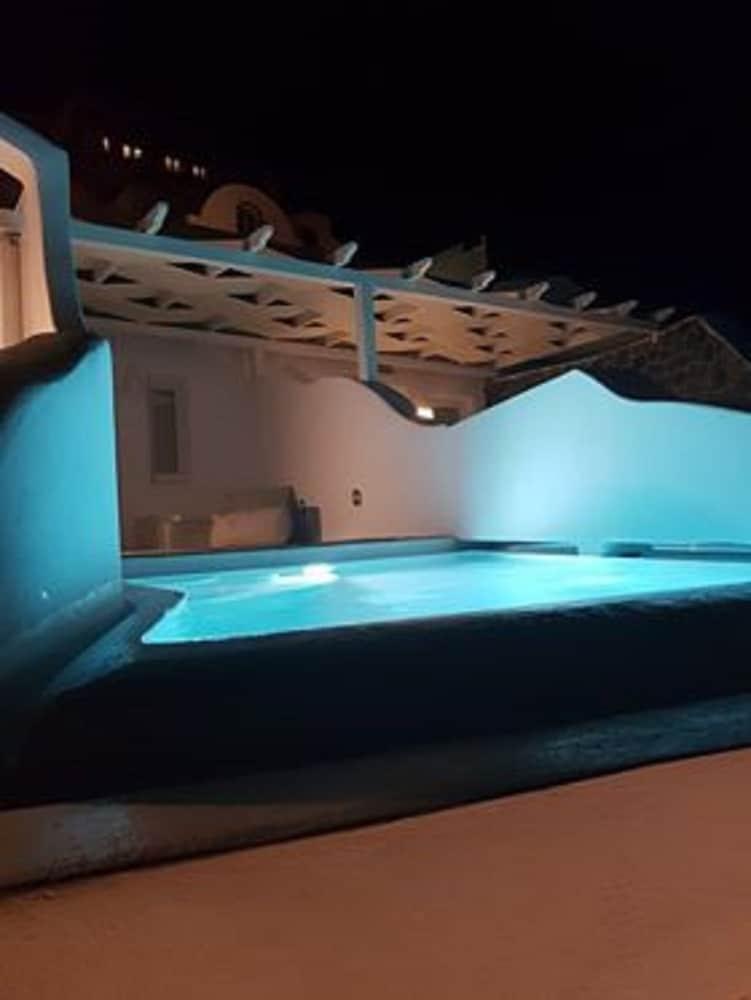 Adamant Suites (Adults only)