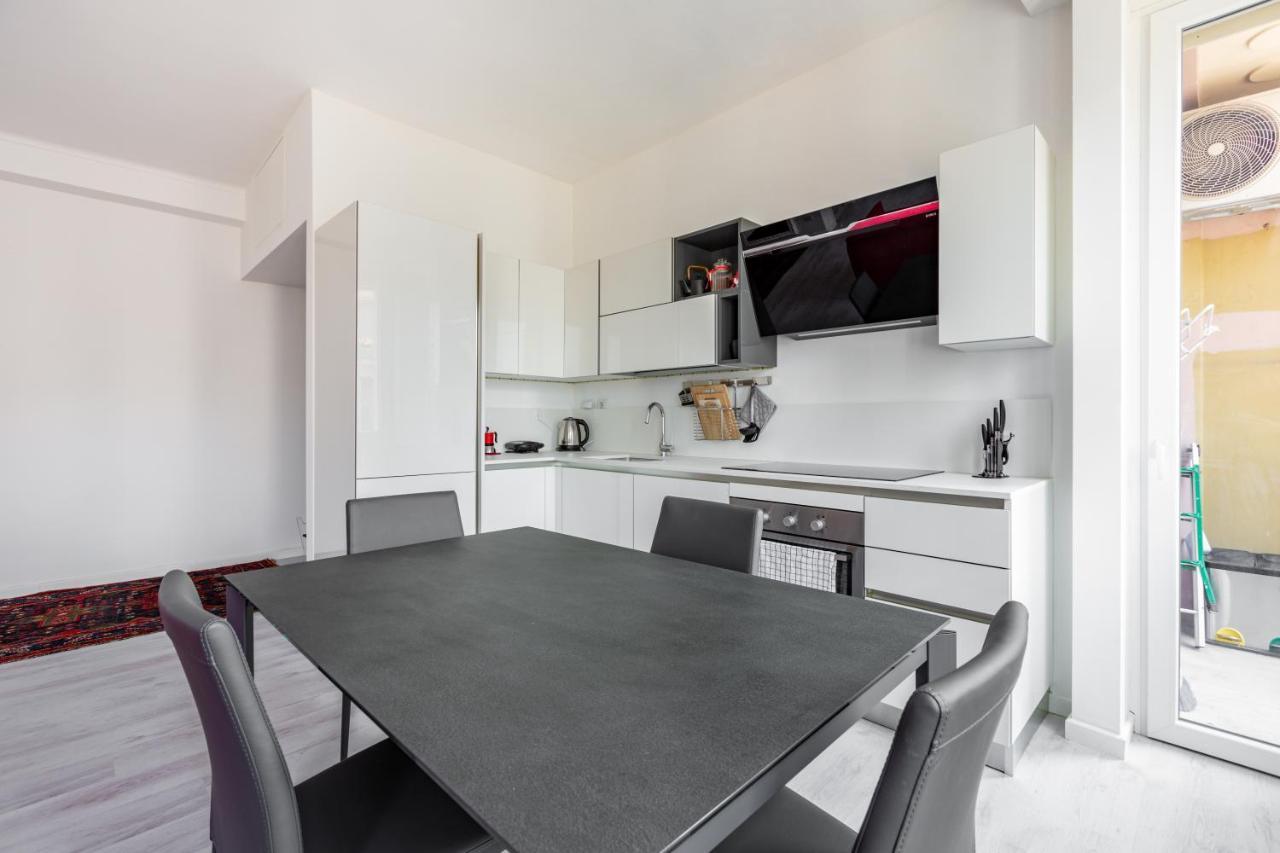 Garibaldi & Gae Aulenti Modern Apt with Private Parking! 2