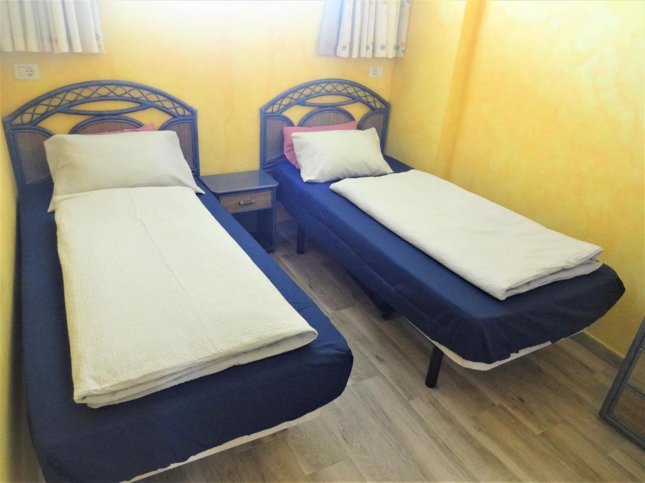 Apartment with a Large South-Facing Balcony, Sea View And Wifi in las Americas Center 2