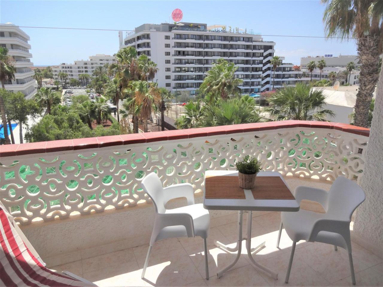 Apartment with a Large South-Facing Balcony, Sea View And Wifi in las Americas Center 1
