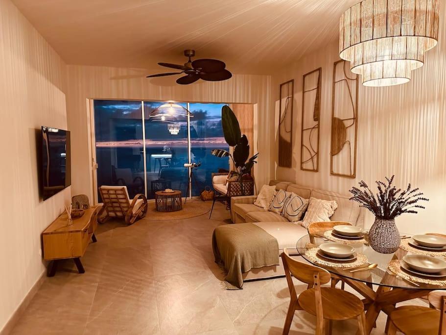 Toucan's Nest: Landing in Paradise 1