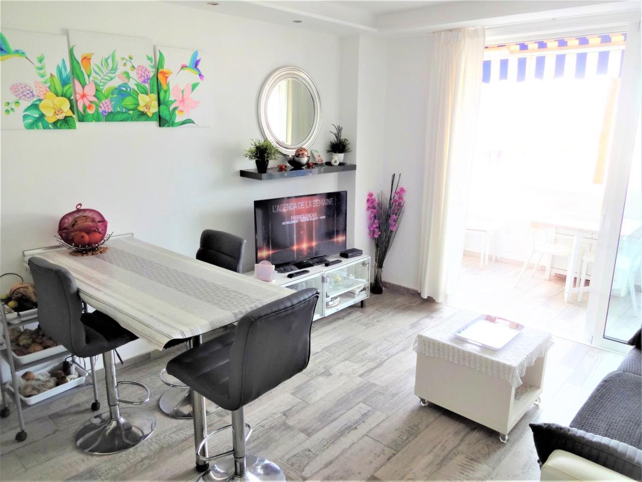 Sunset Apartment with Sea View And Free Wifi in the Heart of las Americas 1