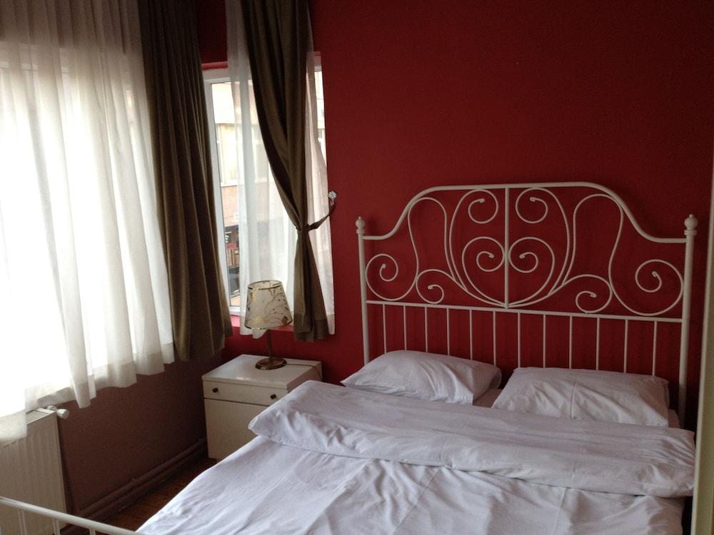 Cheers Midtown Hostel 2