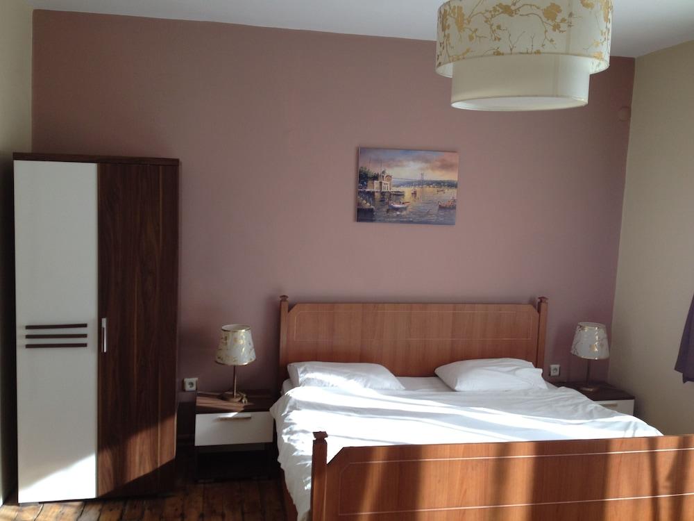 Cheers Midtown Hostel 1