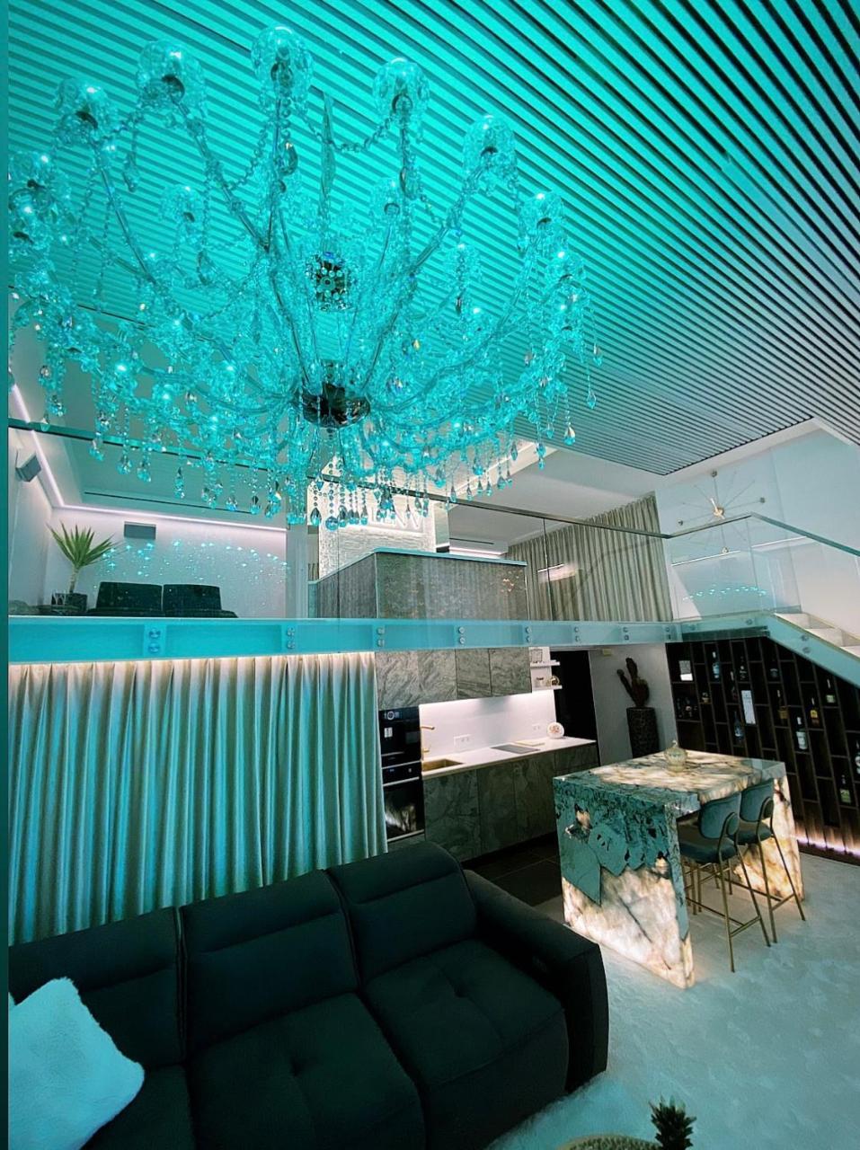 Luxury Queen V Apartment with Jacuzzi