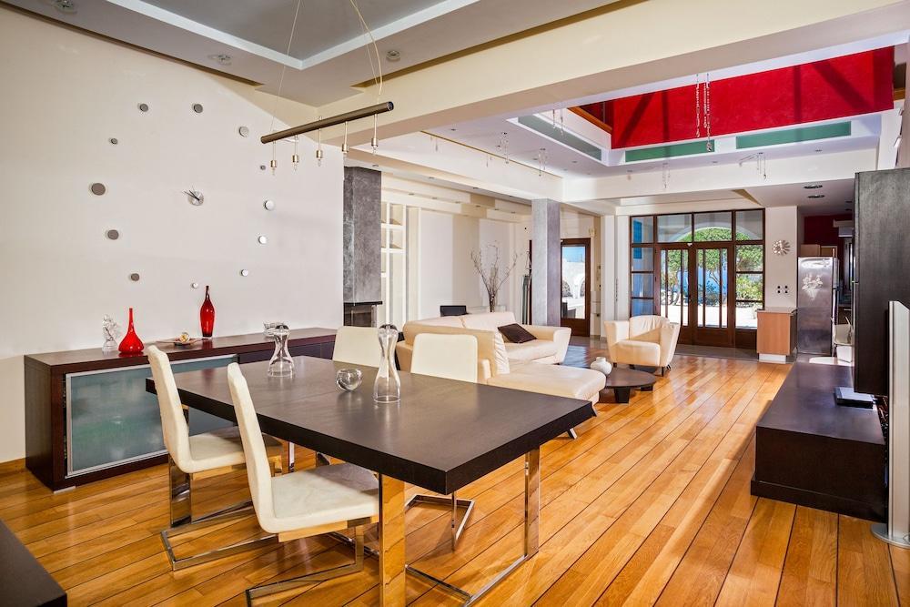 Grand Villa Santorini 1