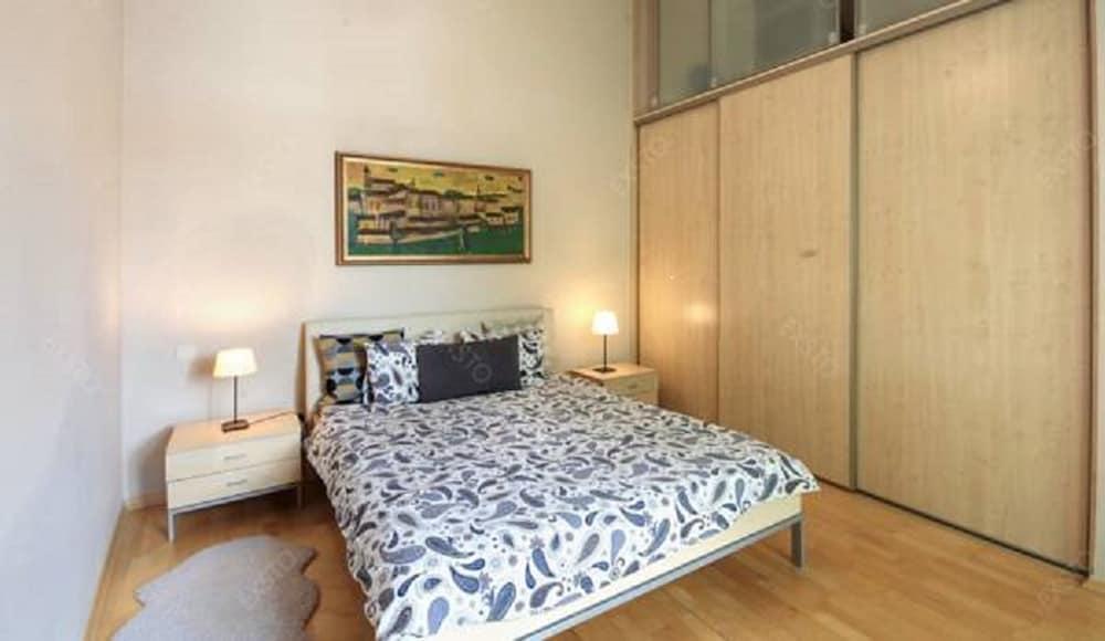 2 Bedroom Apartment Near Town Hall 1