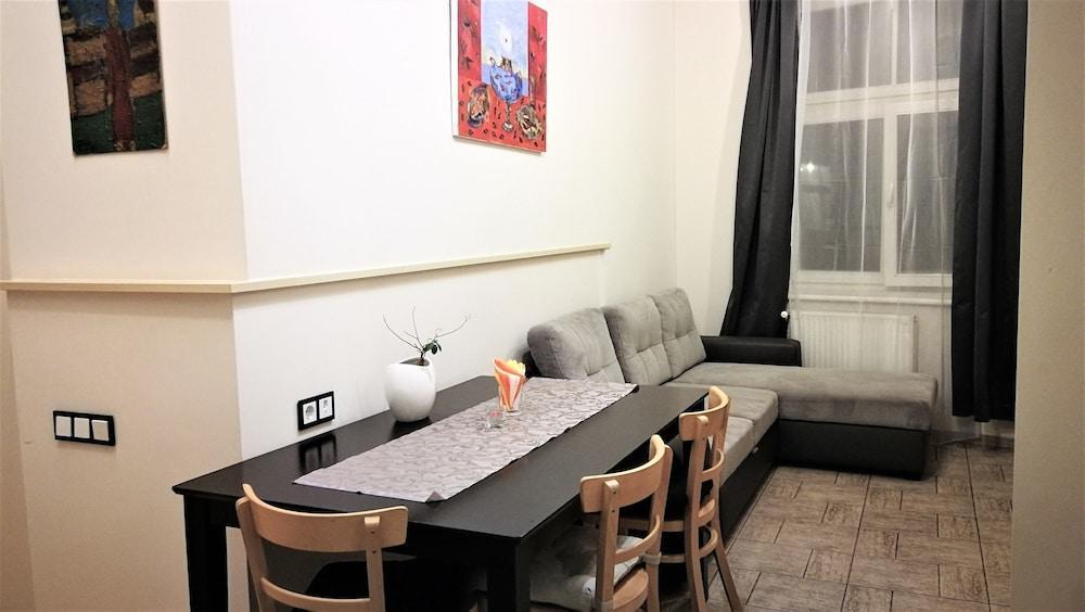 2 Bedroom Apartment Near Town Hall 2