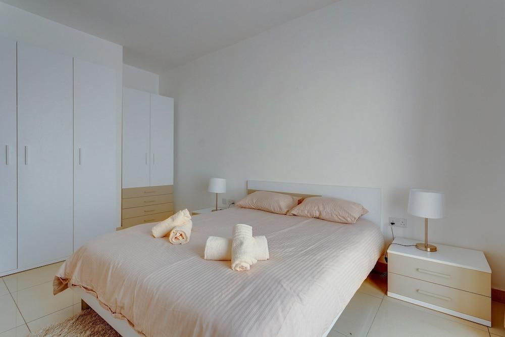 Superlative Penthouse with Spacious Terrace 2