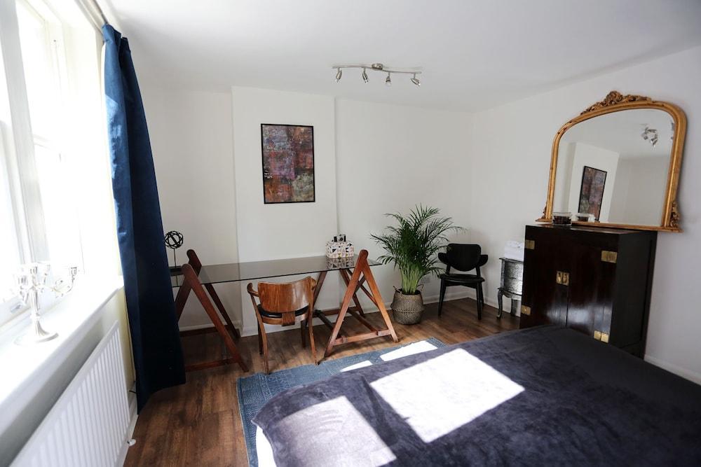 3 Beds 2 Baths Oxford Circus 1