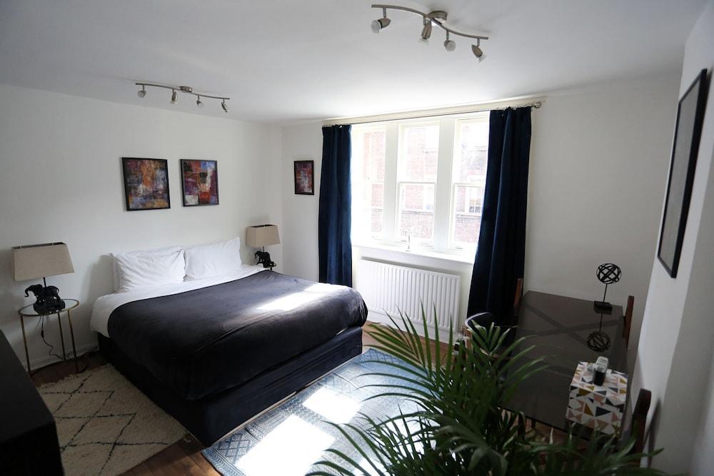 3 Beds 2 Baths Oxford Circus 2