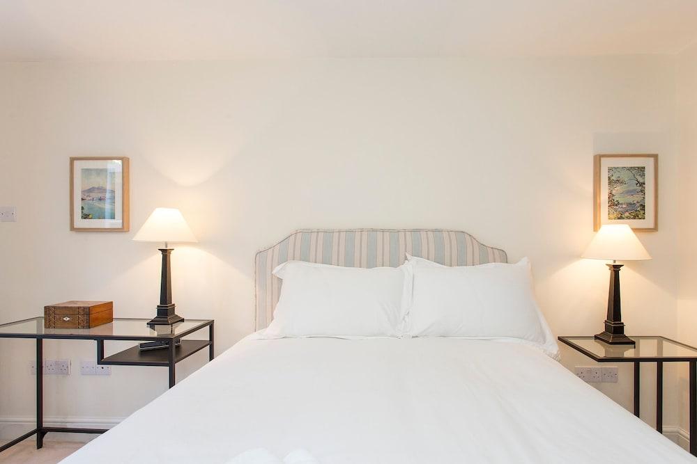 Joivy Modern 2 Bed Flat in Central London, Sleeps 6 2