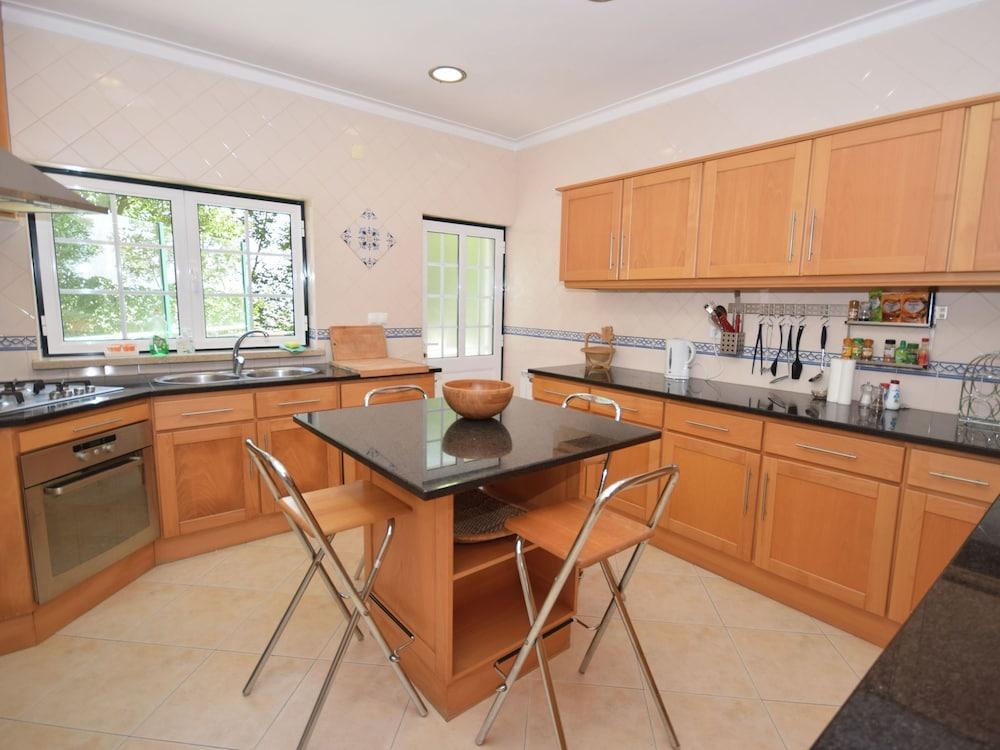 Cozy Villa Near Obidos with Private Swimming Pool 2