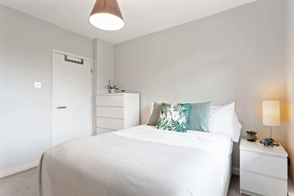 Lovely 2 Bed Apartment W Balcony Nr River Thames 2