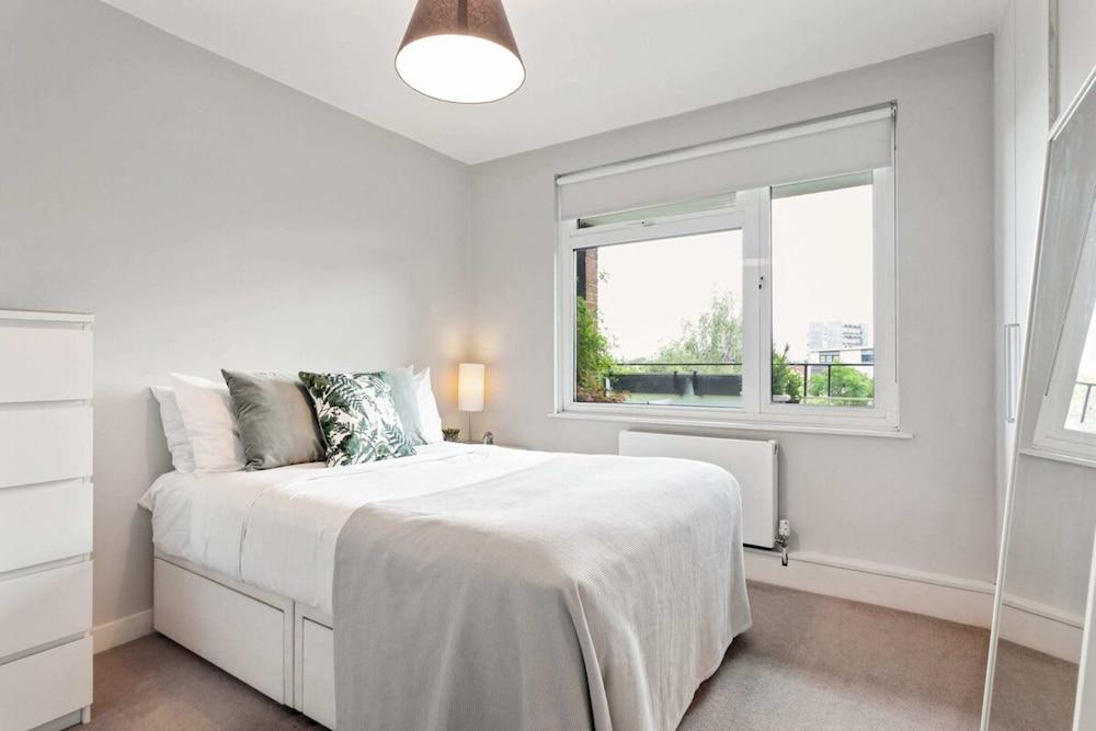 Lovely 2 Bed Apartment W Balcony Nr River Thames 1