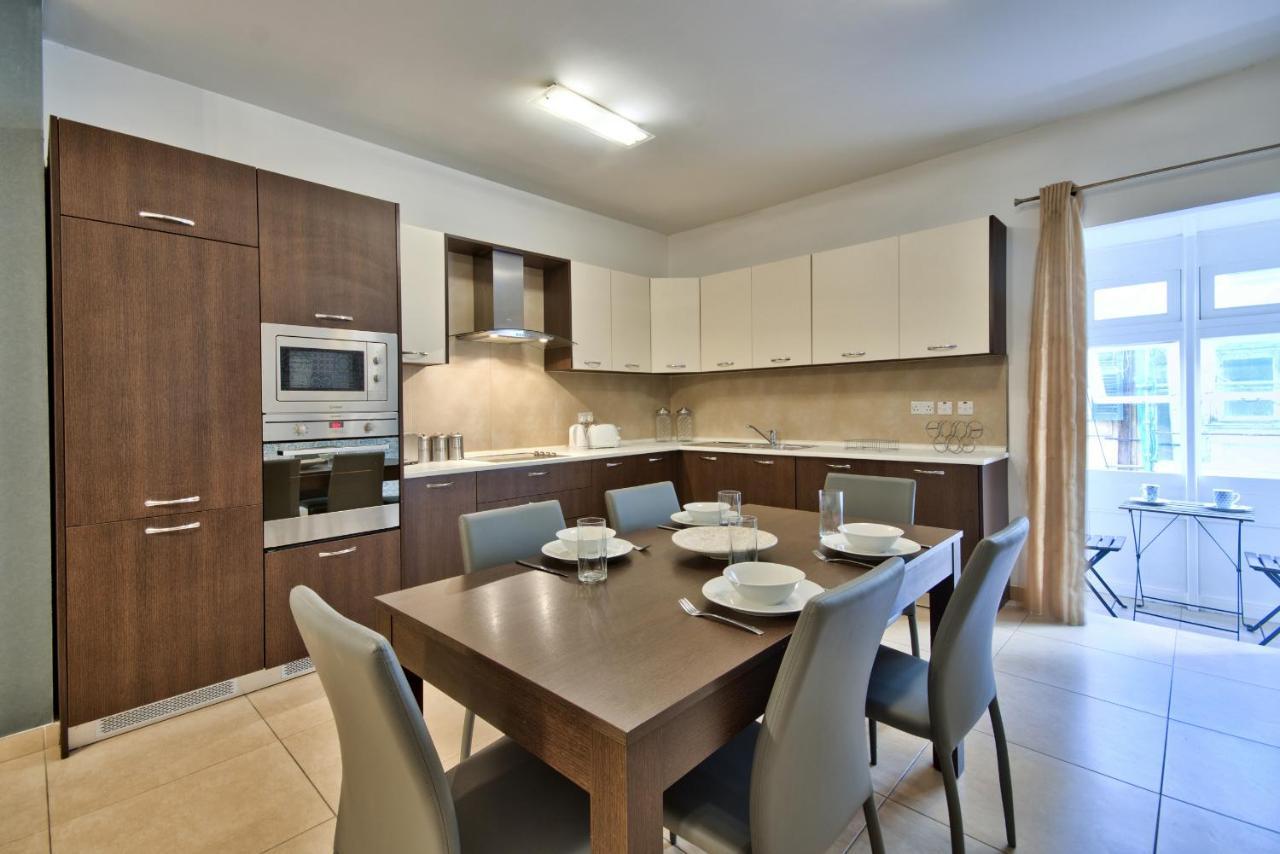 Beautifully Finished And Large Apartment Steps Away From Rocky Beach Ddif1-1 1