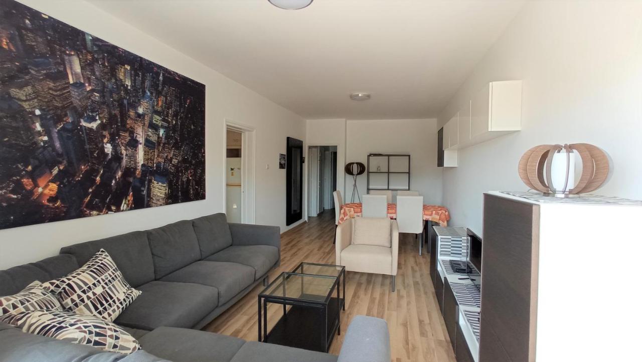 5 Min To the Beach Holiday Shared Apartment Incl Netflix - Private Room in 3 Bdr Apt