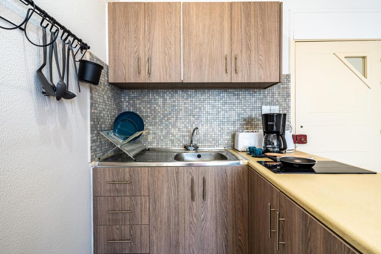 Whispering Palms 1-Br Apt by Finikoudes Beach 1