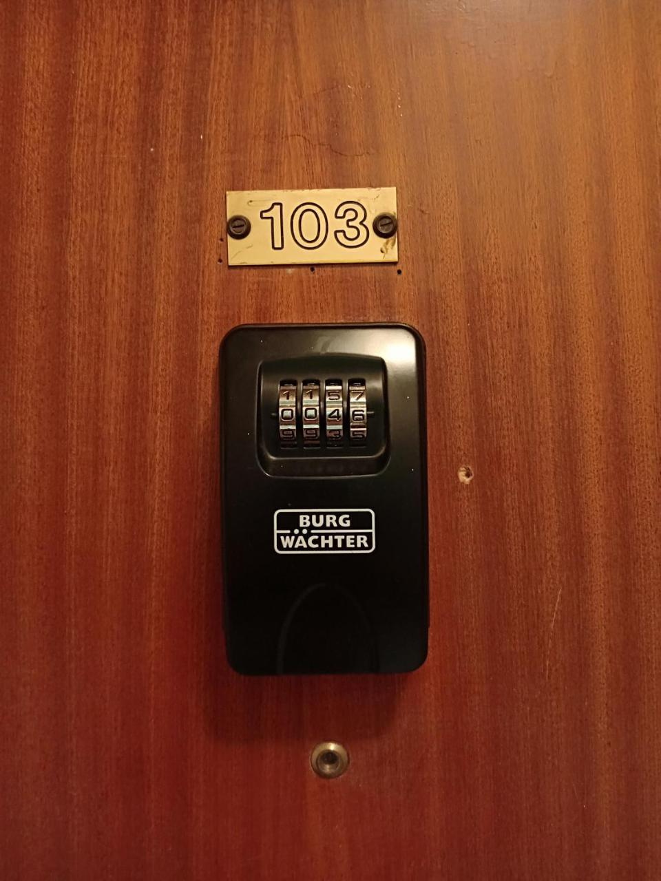 Stelia's Seagate Studio Apt. (Adults Only)