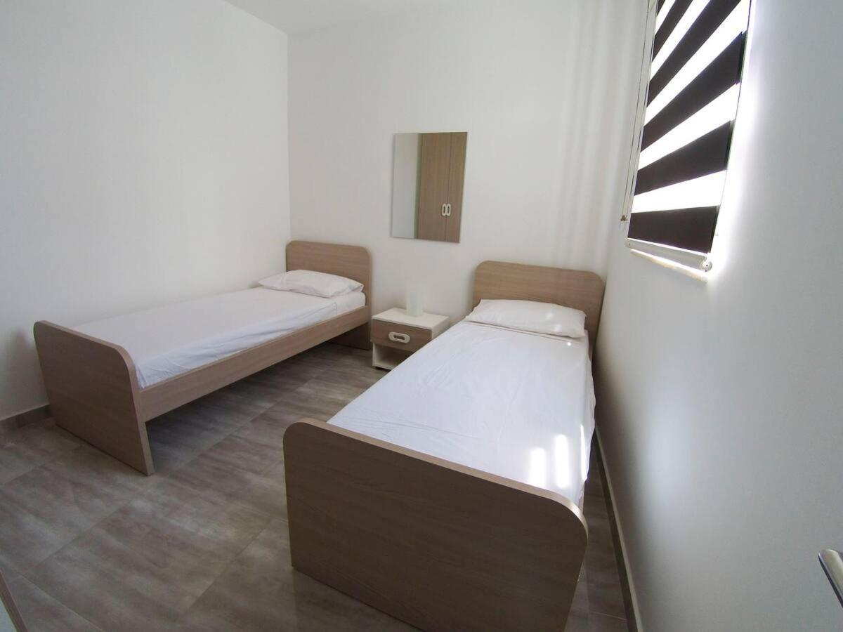 F12 Room 2, Private Room Two Single Beds Privated Bathroom in Shared Flat