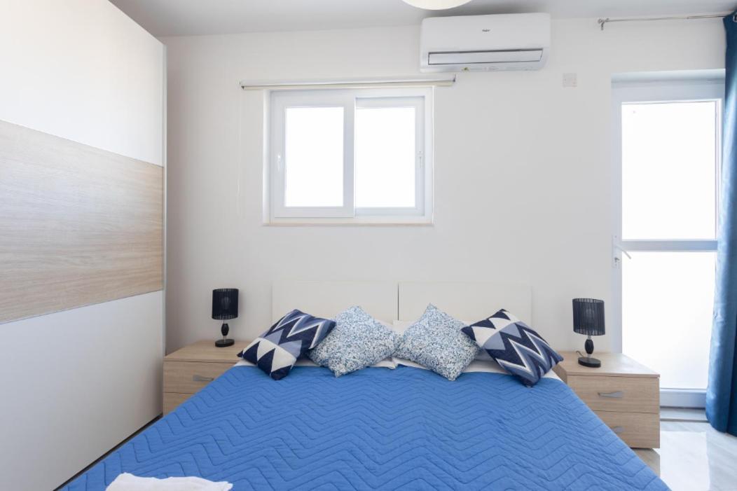 F4 Room 1, Private Double Room with Private Bathroom And Balcony