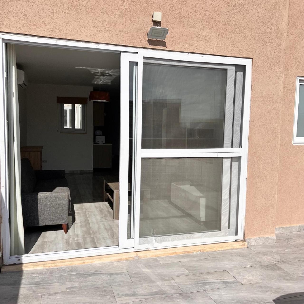 F6 Room 2, Private Room Two Single Beds Shared Bathroom in Shared Flat 2