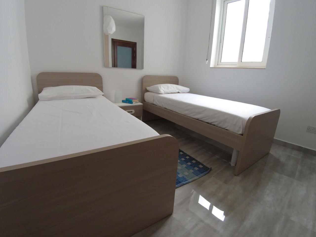 F8 Room 2, Private Room Two Single Beds Shared Bathroom in Shared Flat 1
