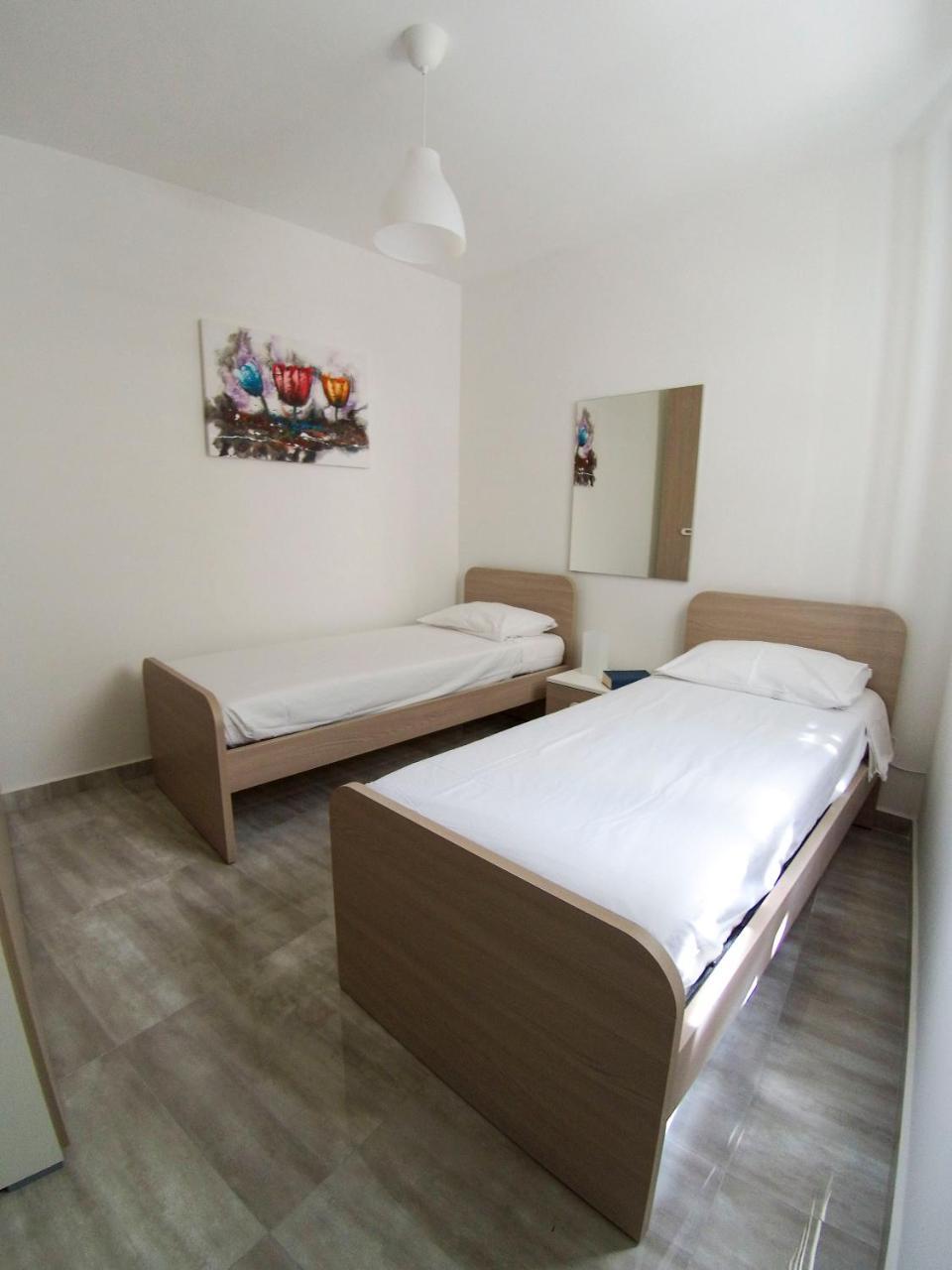 F8 Room 2, Private Room Two Single Beds Shared Bathroom in Shared Flat