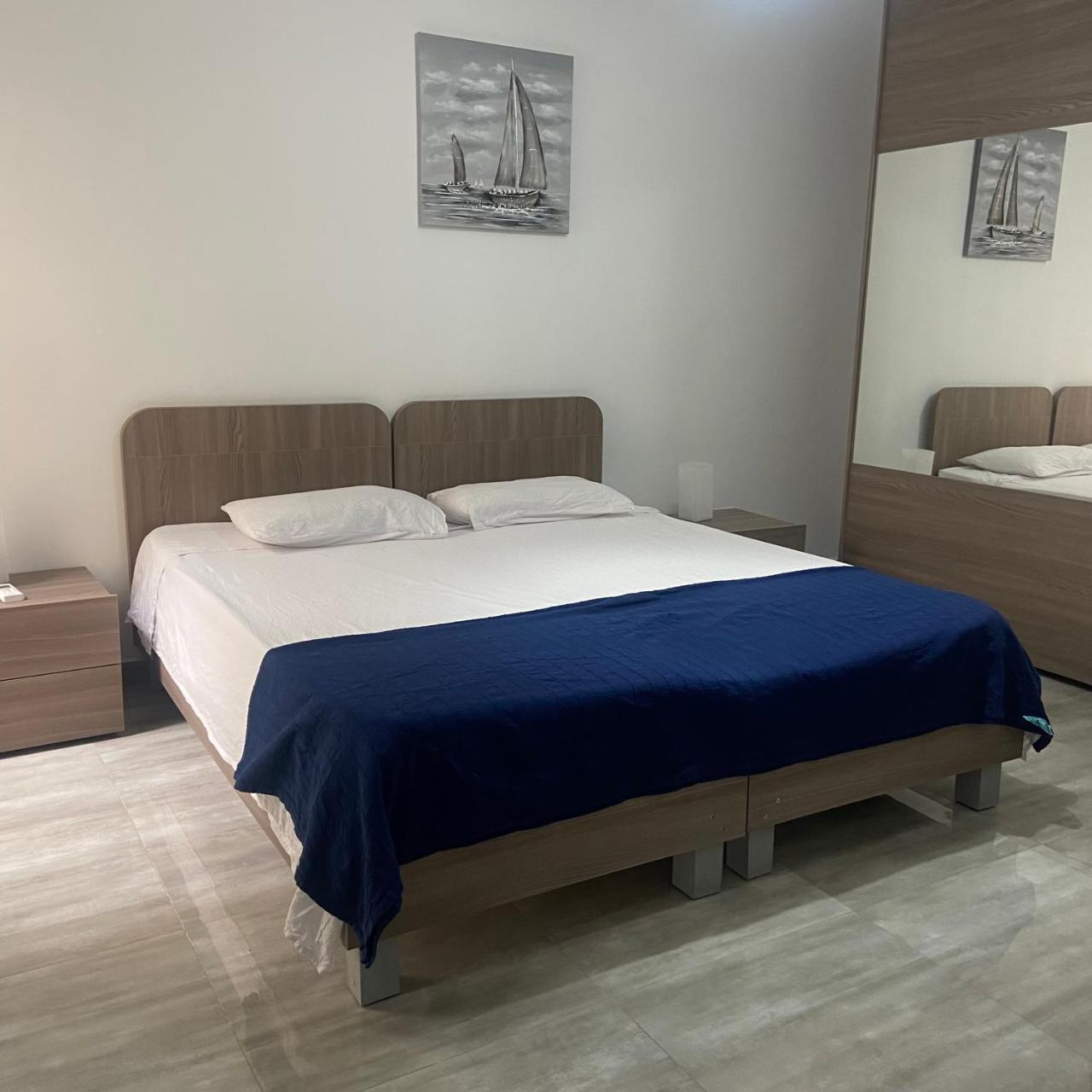 F7 Room 1, Private Double Room with Private Bathroom in Shared Flat 1