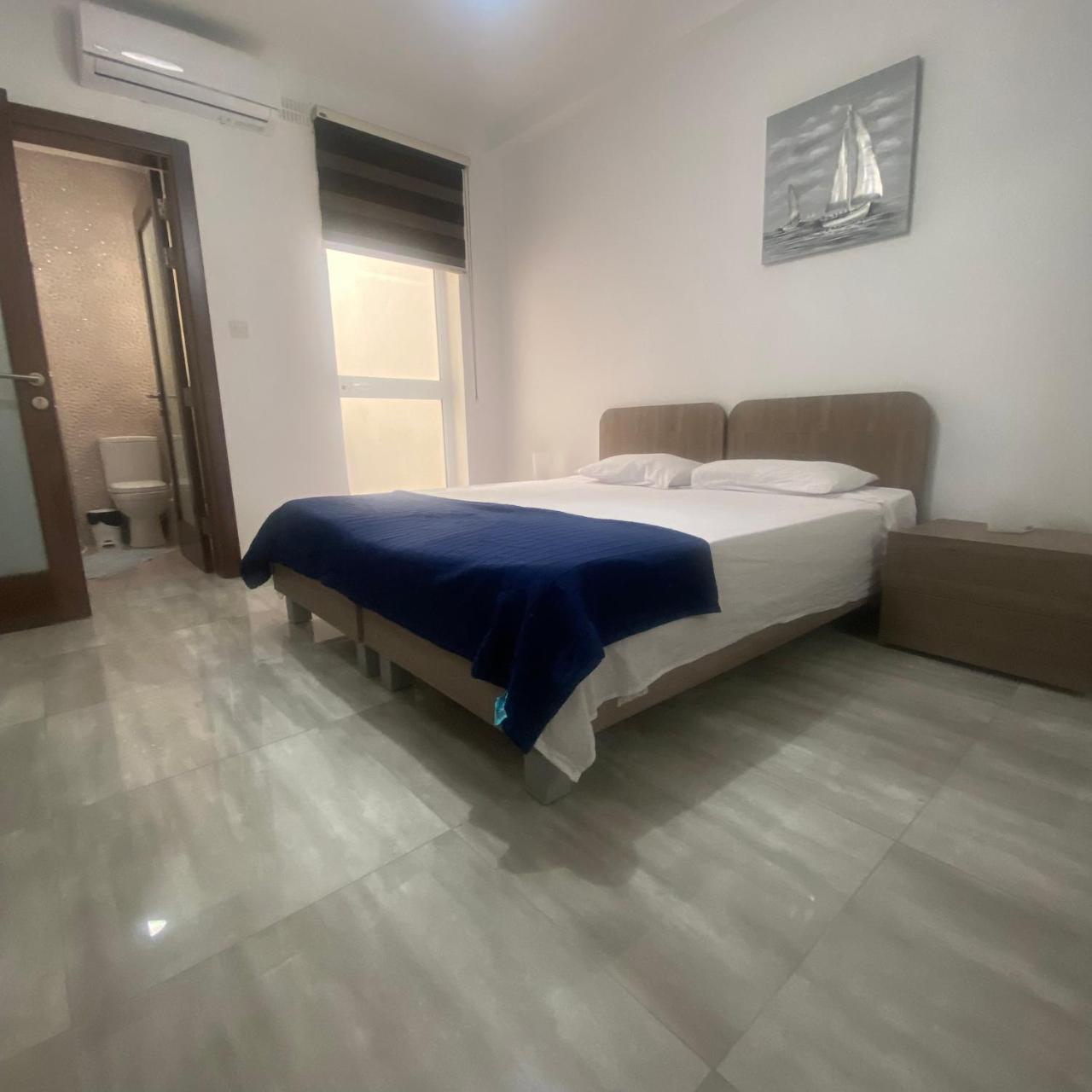 F7 Room 1, Private Double Room with Private Bathroom in Shared Flat